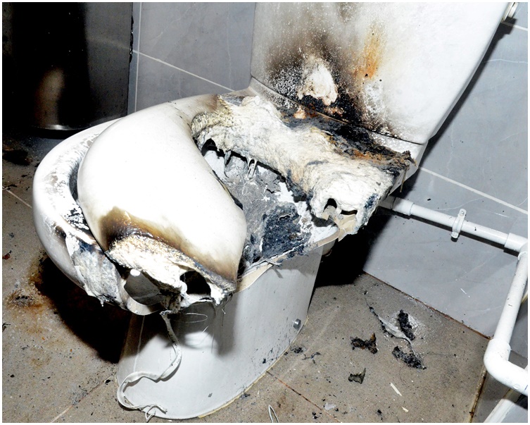 坐廁被炸毀,地上發現有疑爆炸品碎片。