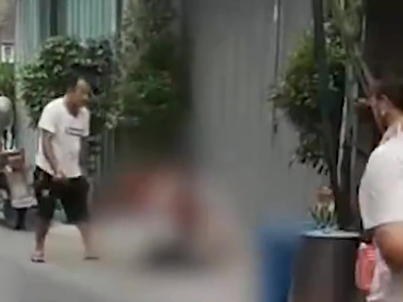 男子街頭殺人後腳踢其腦袋,路人拍下全過程。(網圖)