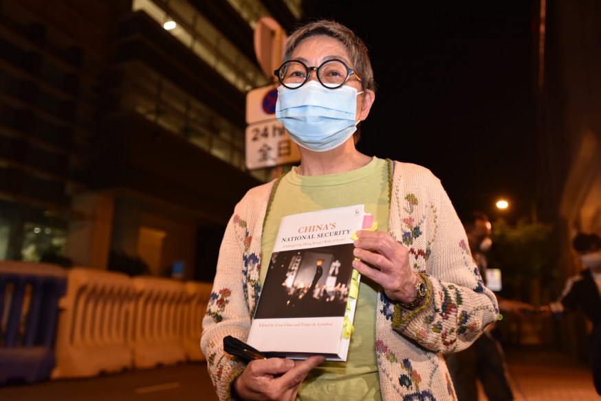 吳靄儀離開時,手持法治書籍