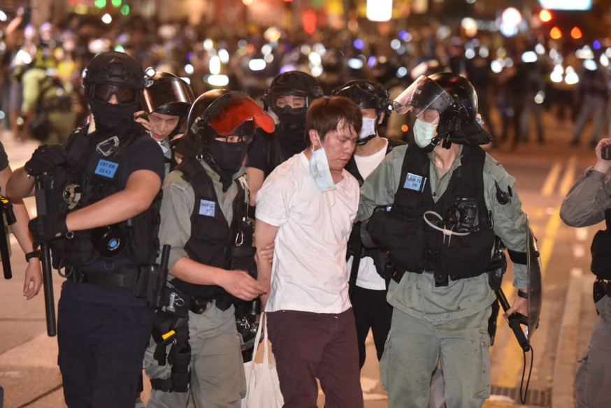 消息指警方拘捕約200人,當中包括立法會議員鄺俊宇。