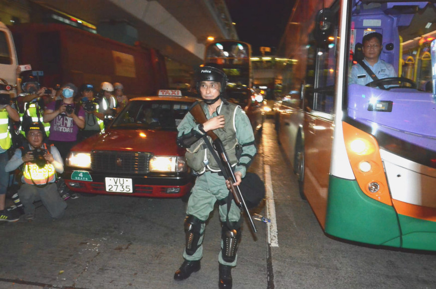 警方證實當時一名警員擎槍,並向天橋發射一枚布袋彈。