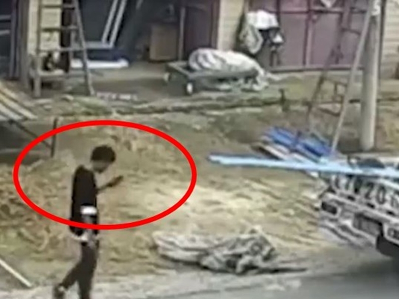 安徽一名男子走路時,因為專注使用手機,結果不慎撞向一片厚鐵板。影片截圖