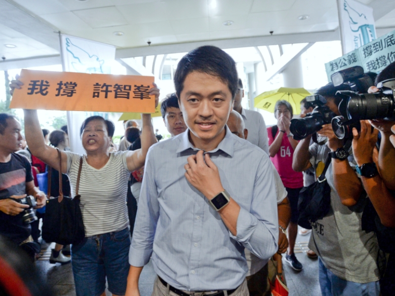 許智峯去年因為搶去保安局女行政主任手機事件,遭民主黨凍結黨籍。資料圖片