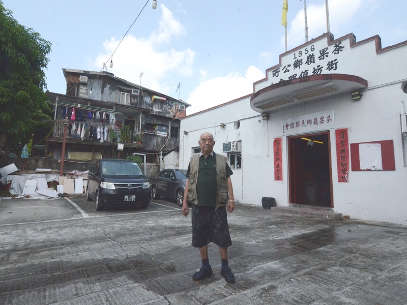 茶果嶺村長邱東九代植根茶果嶺,對昔日歷史點滴如數家珍。