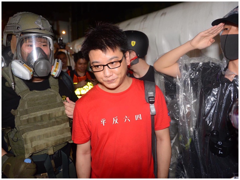 上海男子上衣被改成「平反六四」,在內地引發熱議。網圖