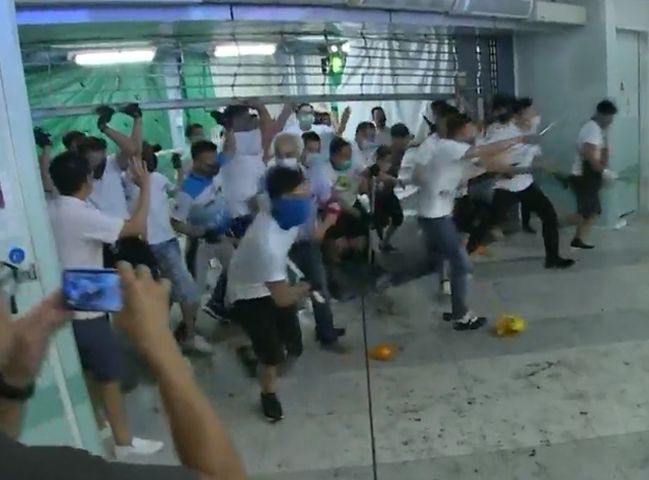 署名一群精神科醫護人員發起聯署聲明,不滿警方處理元朗西鐵站無差別地襲擊市民事件的手法。
