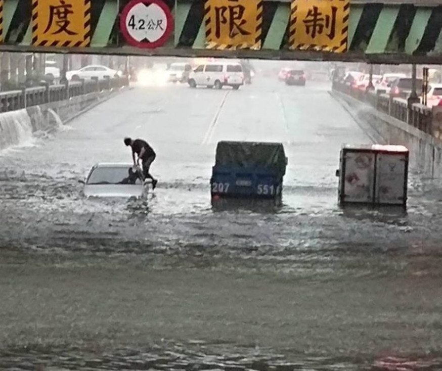 台中有3車被困。網上圖片