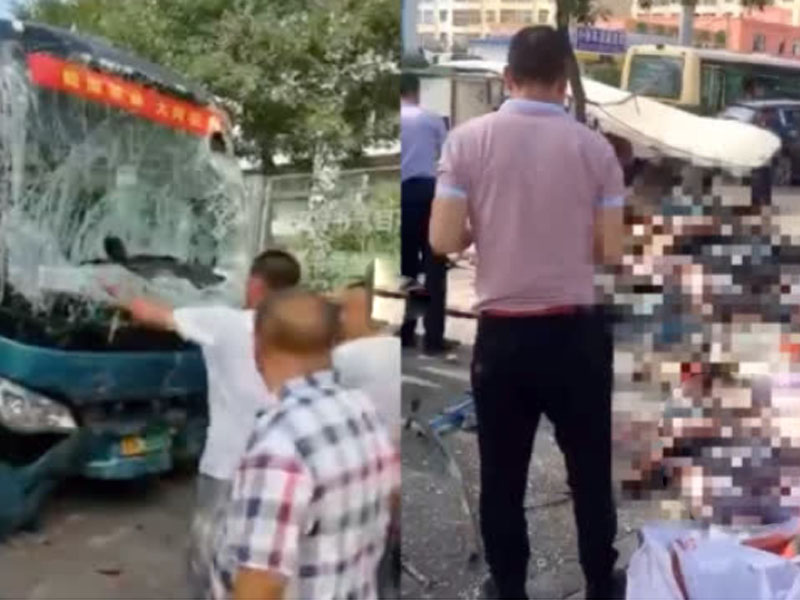 從現場可見旅遊巴車頭嚴重損毀凹陷,擋風玻璃碎裂,多人受傷倒地,地上滿布血漬,場面非常慘烈。(網圖)