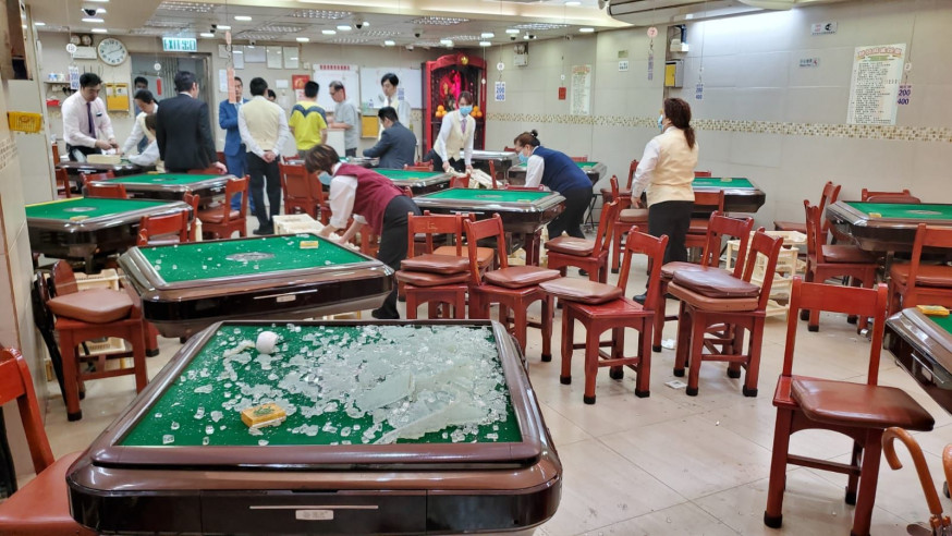 示威者打爆麻雀館玻璃要求「福建人」出來。