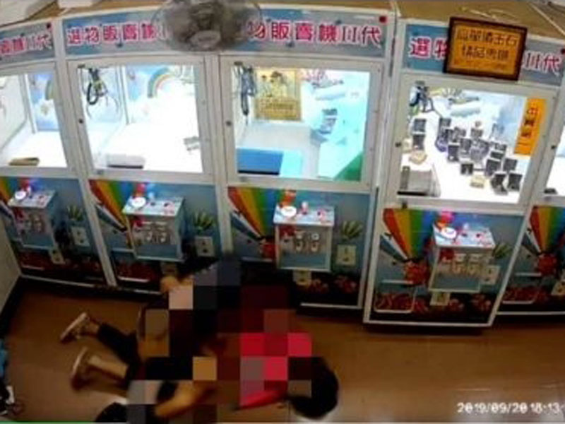 台灣新北市竟有一對小情侶在夾公仔機店內公然做愛。(網圖)