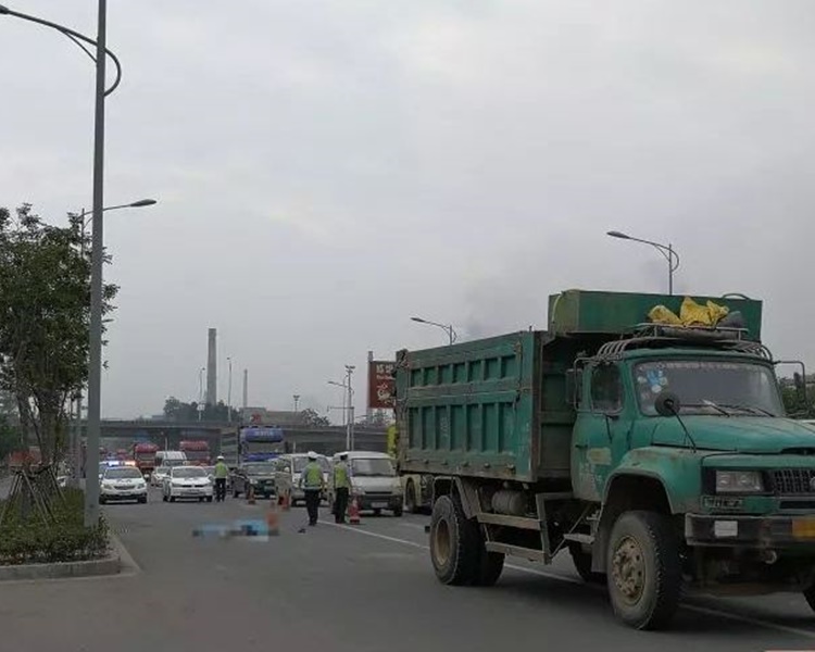 男子躺在馬路被貨車輾斃。網圖