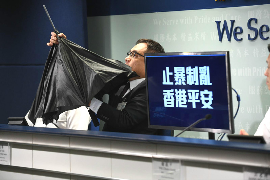 李桂華展示搜出的武器