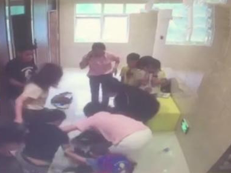 只因小學男女生吵架,女生母親帶來數人撕破老師衣服,並狂踢對方下體。(網圖)