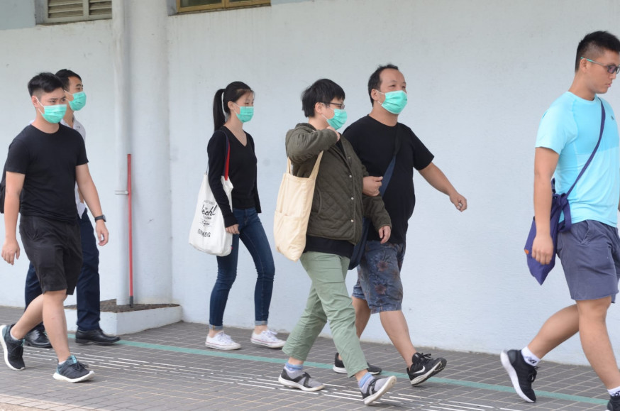 死者親友認屍後離開,神情哀傷。 歐陽偉光攝