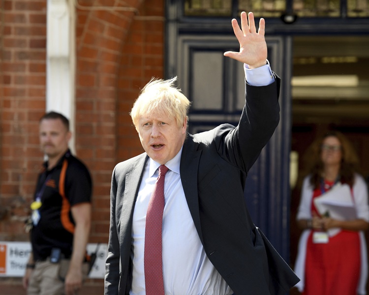 英國傳媒報道首相約翰遜正尋求法律意見。AP