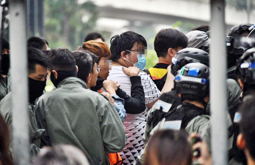 警方:理大拘捕或登記1100人 斥留守者威嚇自願離開人士