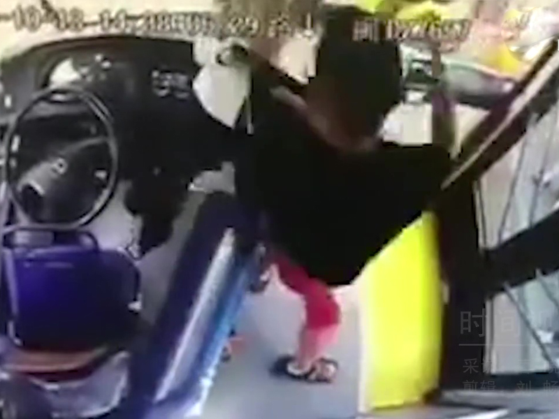 被女司機質疑沒有付車費,男乘客暴躁起來,將女司機打至骨折。(網圖)