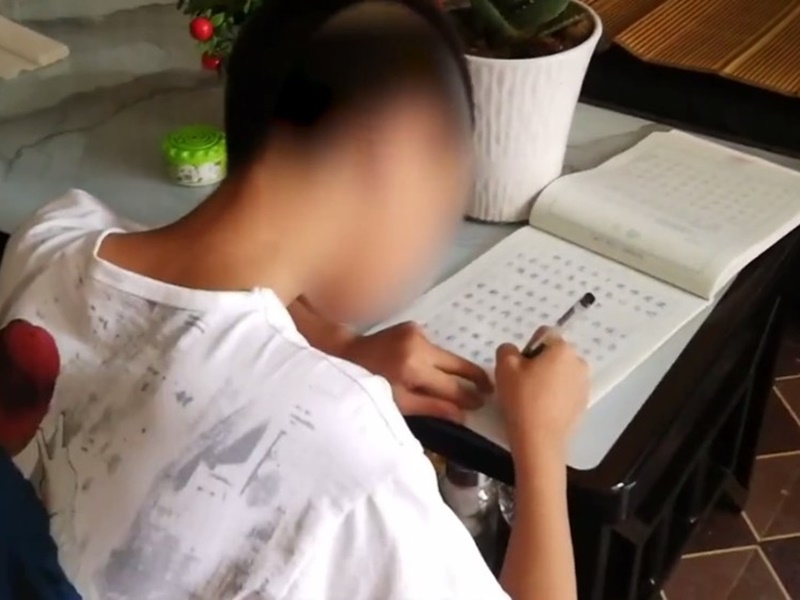 湖北初一生1000人仔請槍做功課。網上圖片