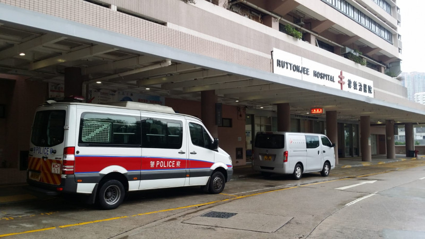 警員手及腳受傷,清醒被送往律敦治醫院治理。