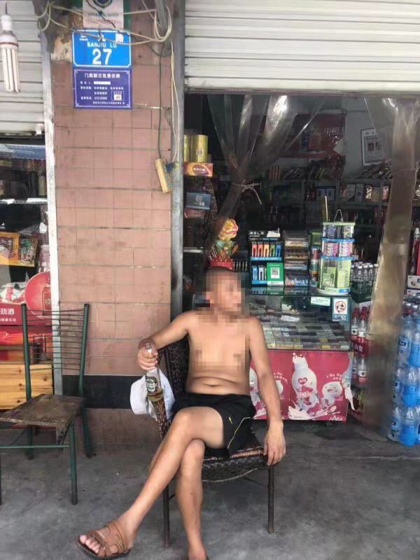 重慶一名男子報警指被人盜取啤酒,警員到場後發現男子是一宗盜竊案的疑犯。網圖