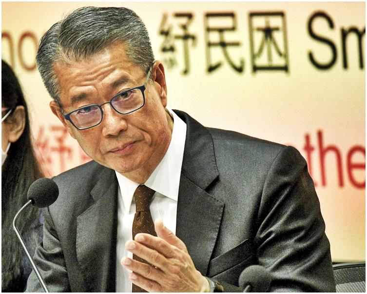 財政司司長陳茂波在《預算案》宣布,將向每名成年永久居民派發一萬元。資料圖片