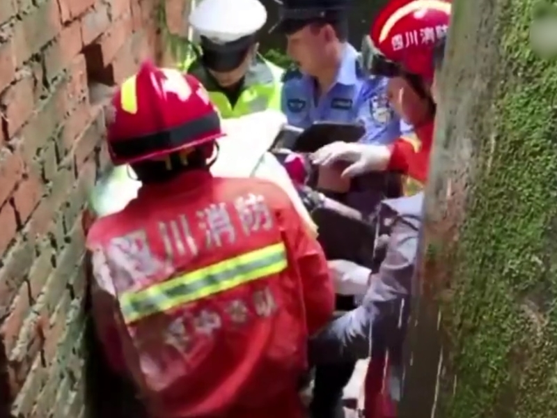 其中部分人員從消防人員打開的牆洞撤離。 影片截圖