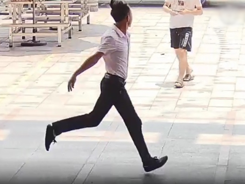 警方在調閱閉路電視畫面時,認為這名男子的跑姿非常詭異。影片截圖