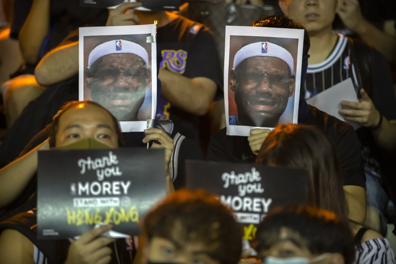 香港修頓球場昨晚的集會中,有人舉起抗議占士及支持莫雷的標語。AP