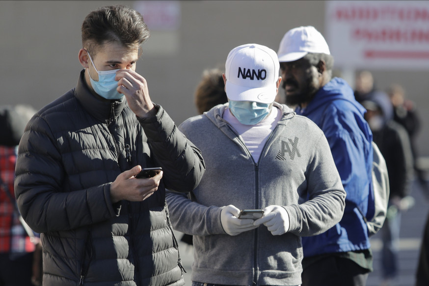 美疾控中心正考慮改變建議,呼籲所有人即使無病徵亦要戴口罩。 AP圖
