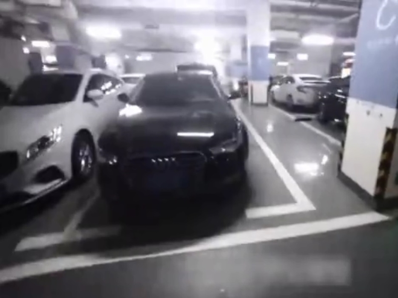 重慶一名13歲少年把鄰居停放的私家車開走。影片截圖