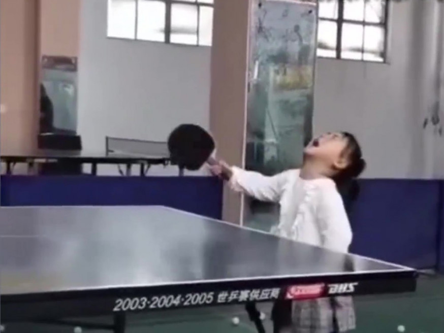 3歲女孩哭着打乒乓,仍精準接到。(網圖)
