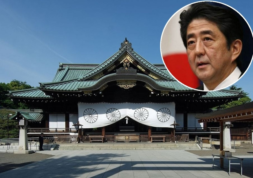 安倍晉三趁秋祭向靖國神社獻上祭品。(資料圖片)