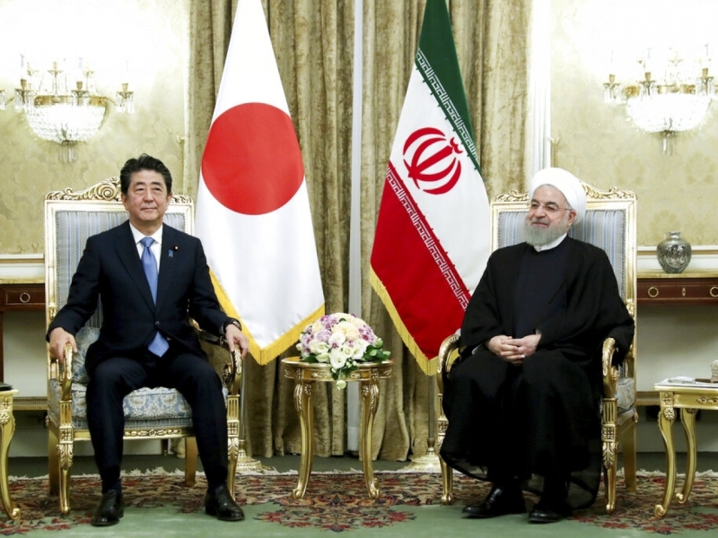 日本首相安倍晉三到訪德黑蘭,同伊朗總統魯哈尼會談。AP