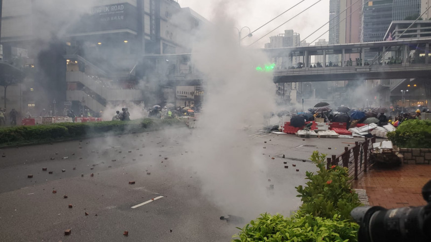 【荃葵青遊行】楊屋道示威者對峙 防暴警察舉黑旗後施放催淚煙