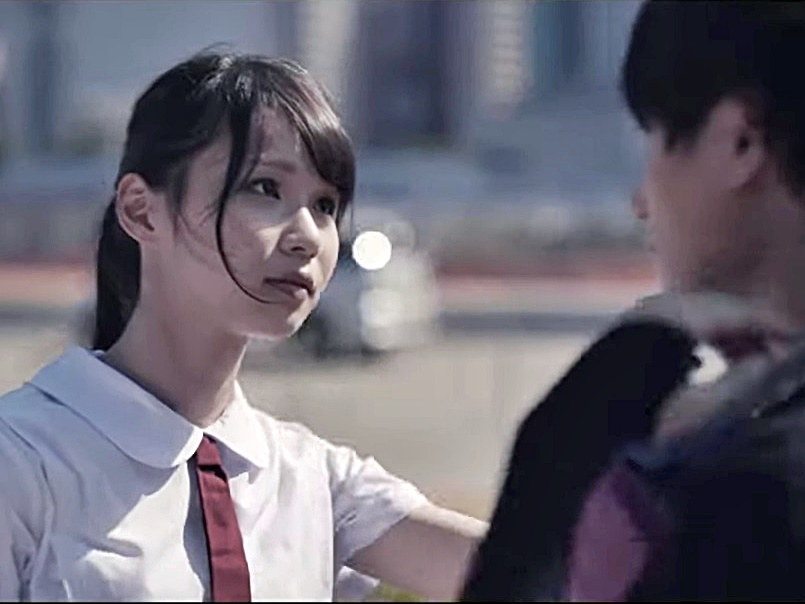 周庭喺MV中扮學生妹。