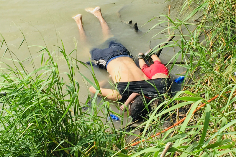 來自薩爾瓦多的一名父親與兩歲女童溺死在河邊,兩人原本想跨越邊境進入美國。AP