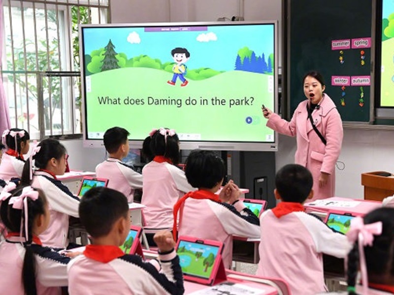 深圳龍華出近30萬元人民幣,計劃招聘400名公辦中小學教師。網圖