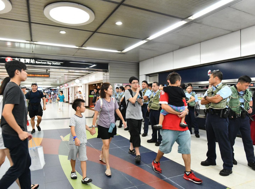 【修例風波】群眾德福廣場「Window Shopping」防暴警九龍灣站戒備