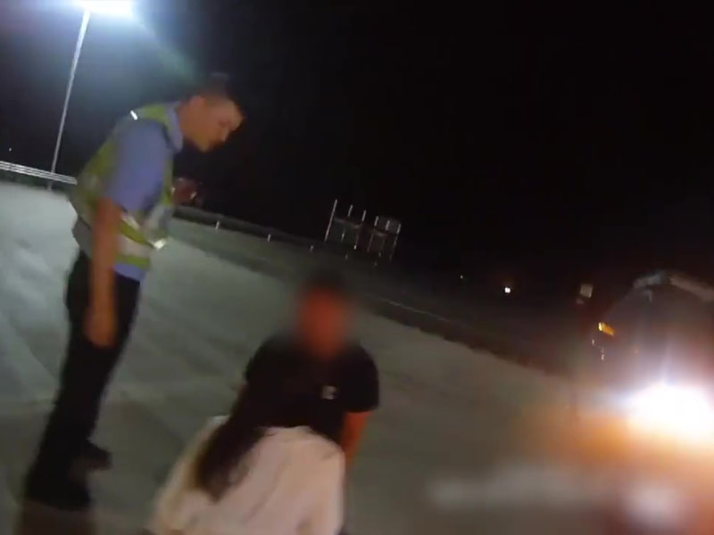 男子遭女友掌摑後,揮拳反擊,惟得知女友懷孕後,又下跪認錯求原諒。(網圖)