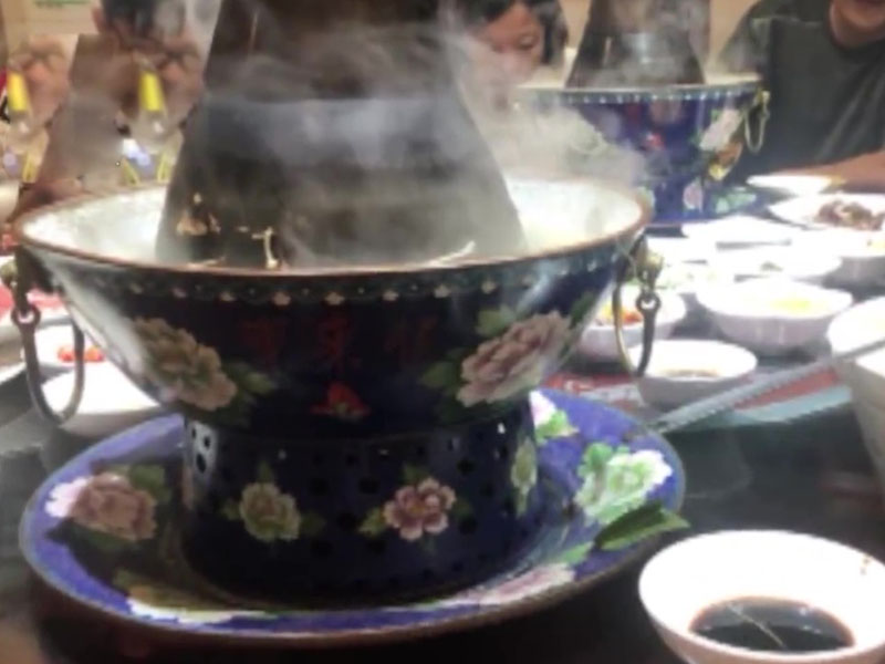 火鍋店用的是木炭銅爐火鍋。(網圖)