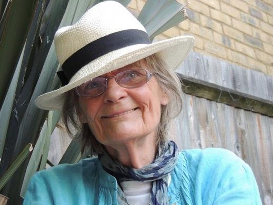 搽潤膚霜後點蠟燭,英國一名83歲婦Yvonne Webb引火焚身慘死。