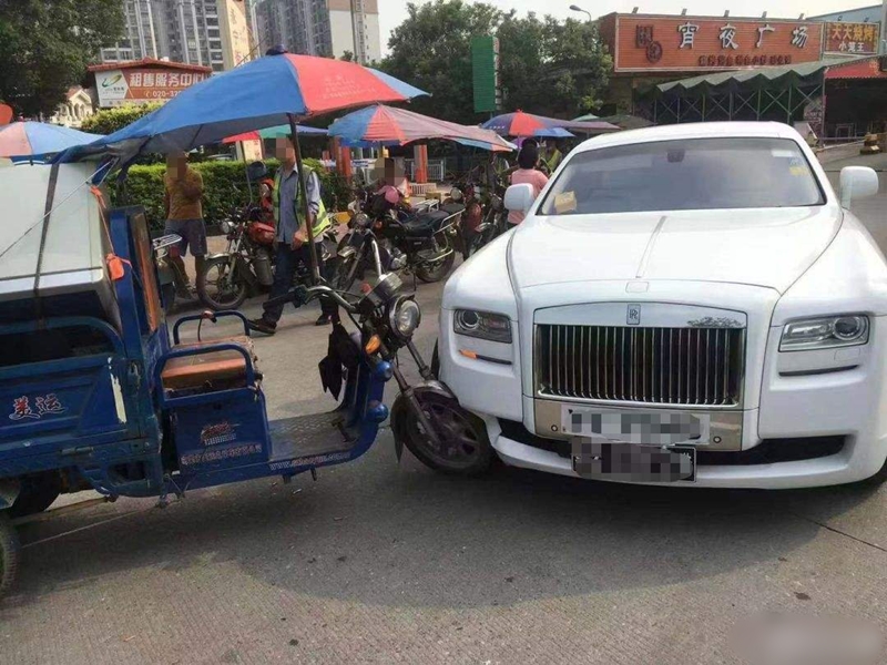 三輪車車主在行車的過程中,逆向撞上了一輛勞斯萊斯。網圖
