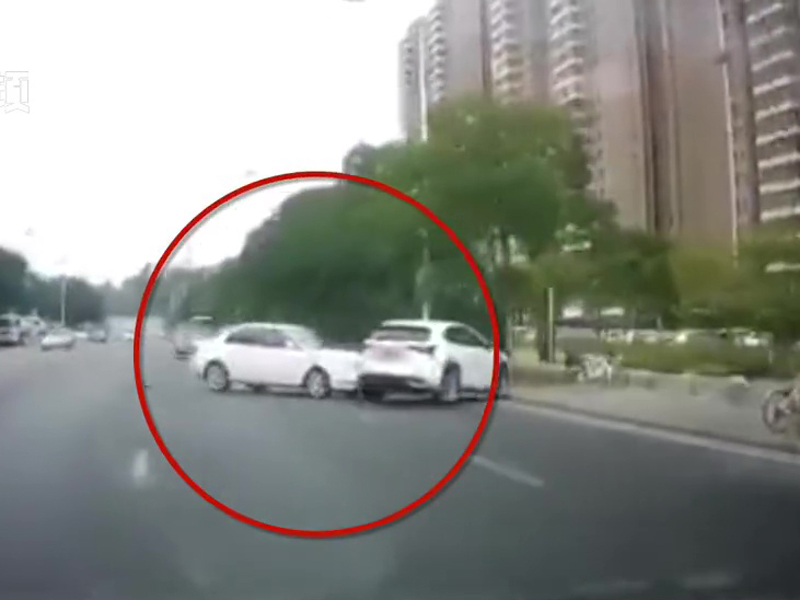 據報,一名男子求愛不遂,開車衝撞對方汽車。(網圖)
