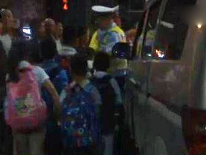 江蘇揚州一輛7人車塞了16名學生被交通警截查,發現車窗全關冷氣不開。(網圖)