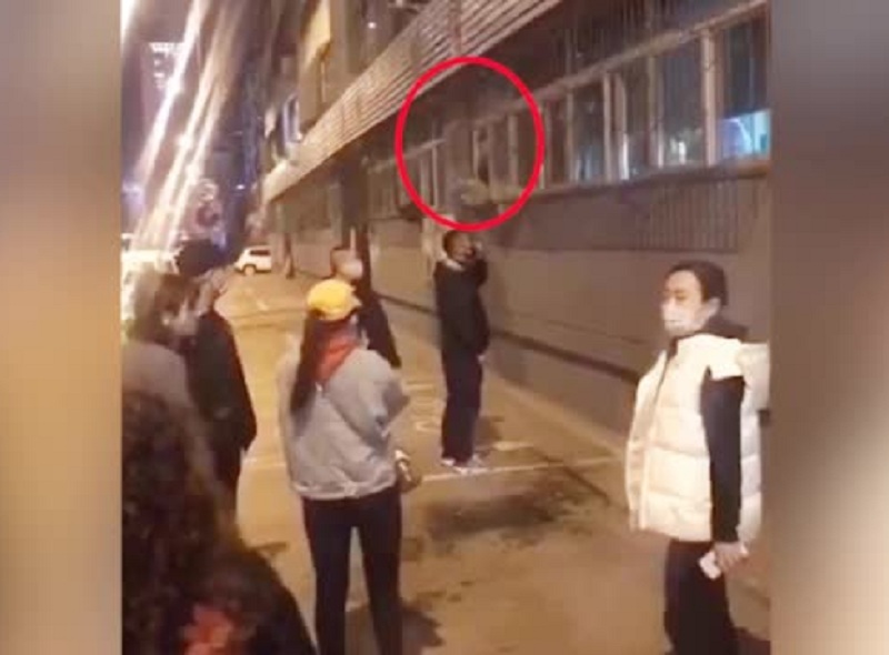 社區居民與留學生窗口對罵。網圖