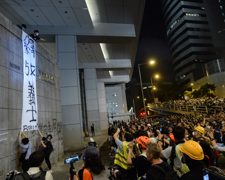 6月26日大批示威者圍堵警察總部。資料圖片