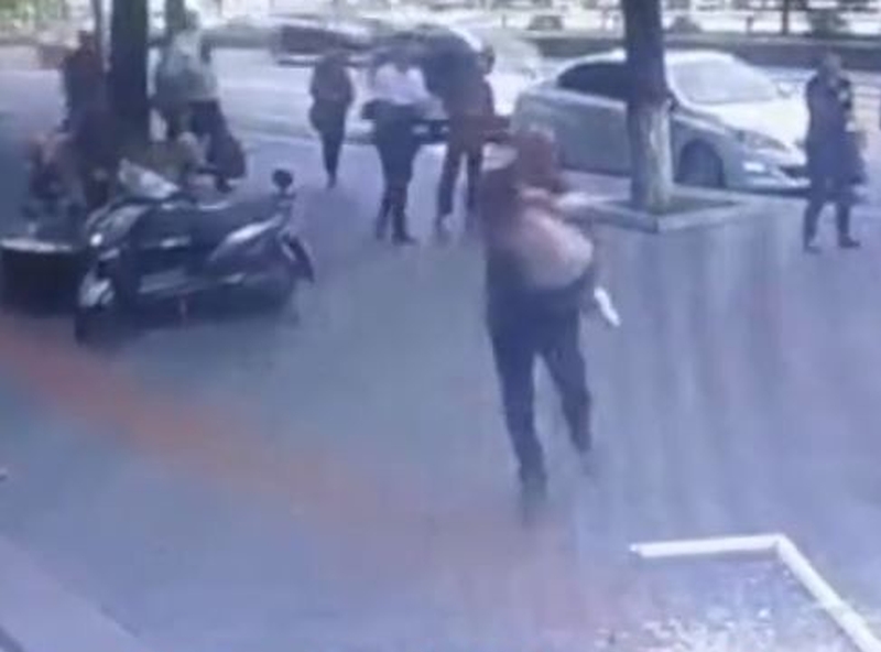 12樓玻璃窗突自然脫落,砸中一名6歲粉衣妹妹,瞬間頭爆血流。(網圖)