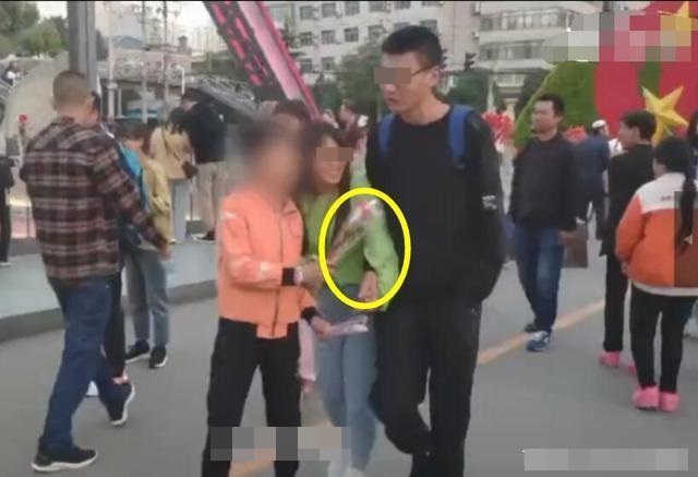幼童當街乞求抱大腿糾纏買花,城管:由家長組織。網圖
