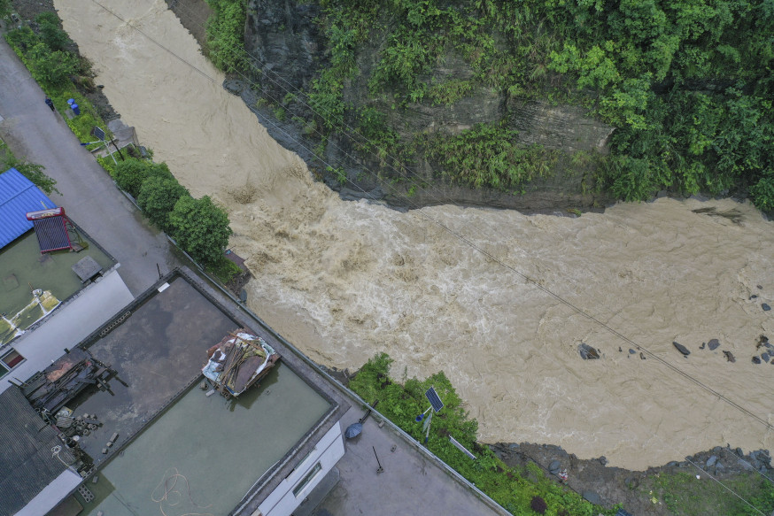 重慶市黔江區迎來新一輪強降雨天氣。強降雨導致黔江區部分中小河流出現不同程度漲水。 新華社圖