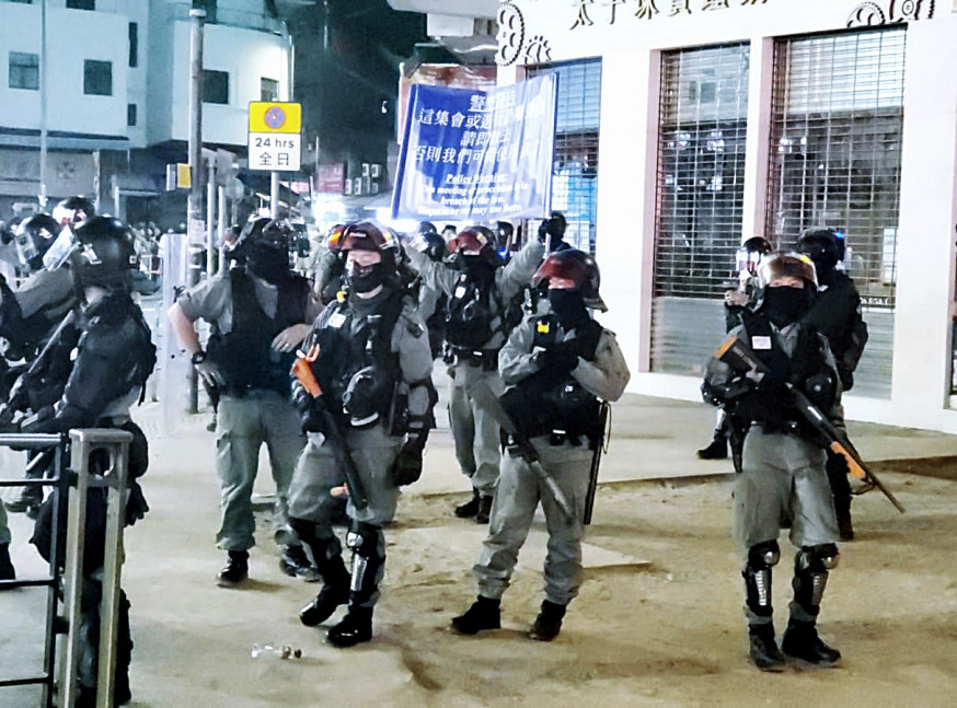 【修例風波】防暴警元朗大馬路舉藍旗 截查多人拘兩人